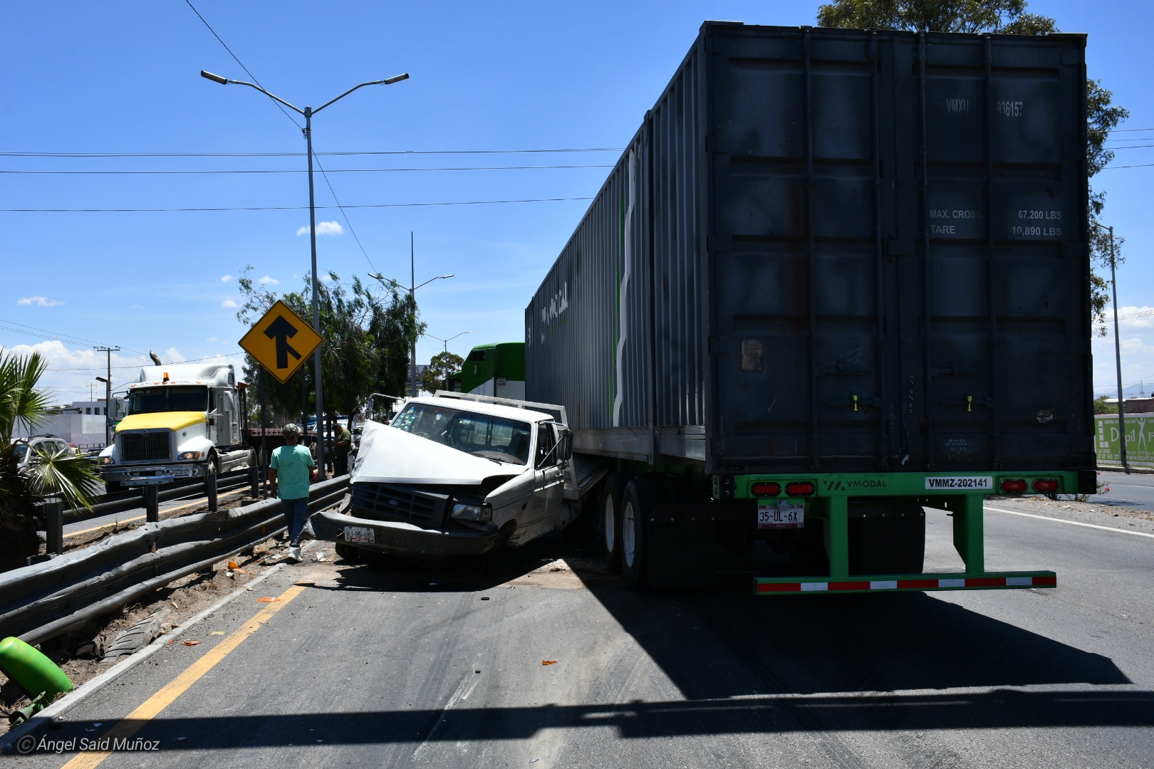 Tracto ocasiona carambola en la Méx-Qro. - Noticias de Querétaro