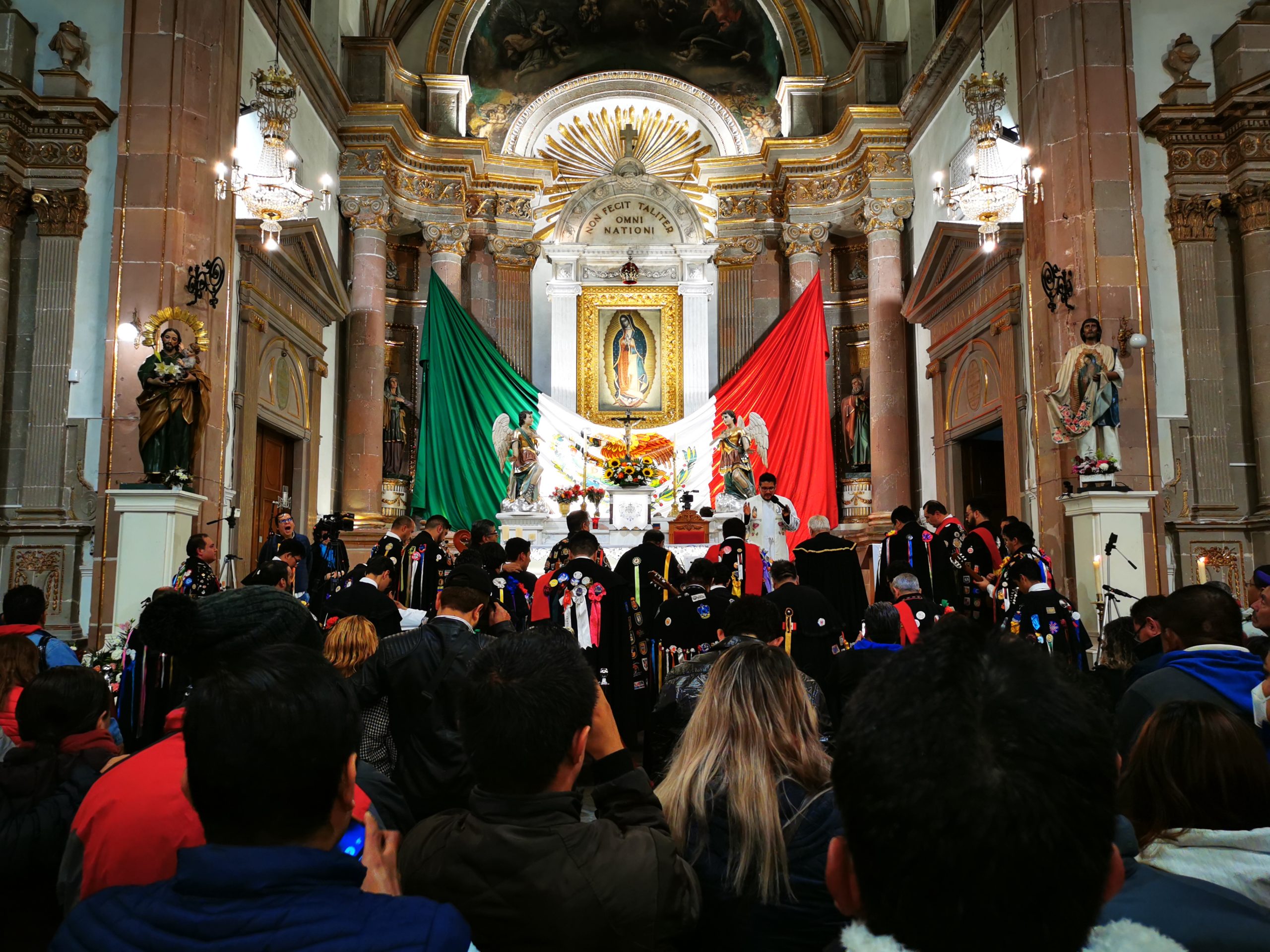 Miles cantan las mañanitas a la Virgen de Guadalupe Noticias de Querétaro